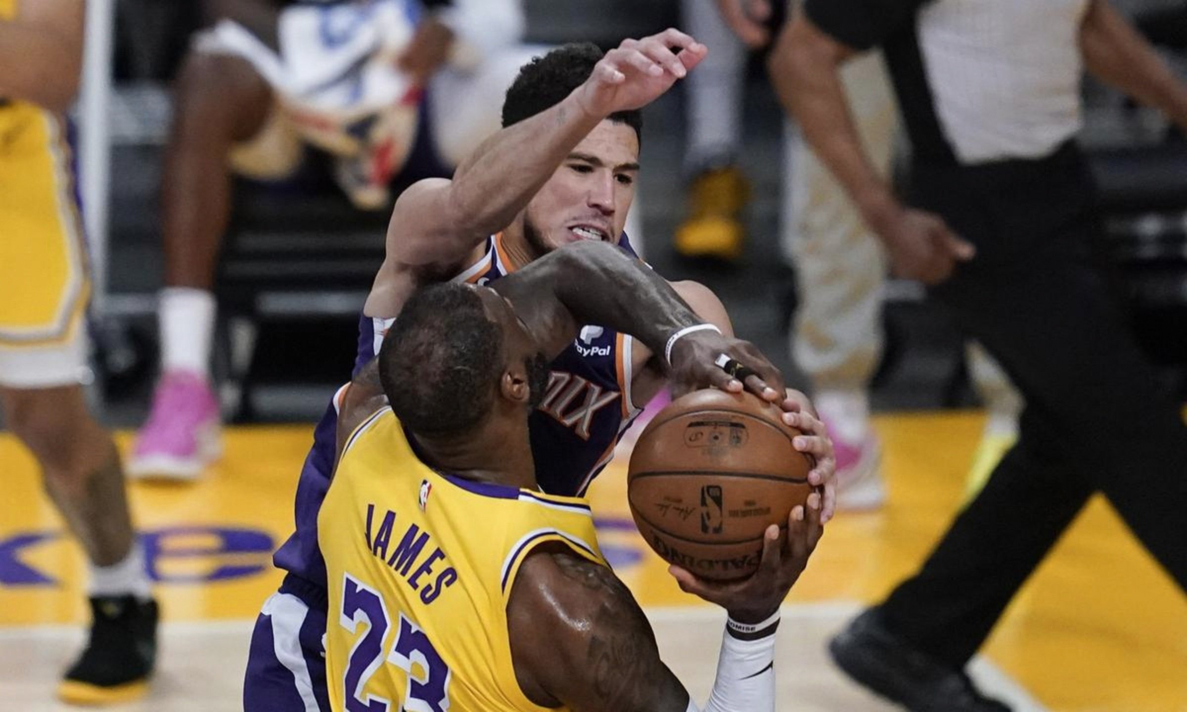 欧宝体育官网-5连胜!湖人一波流击败鹈鹕